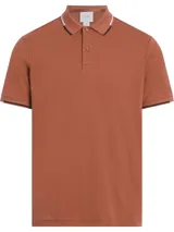 Chomba color ladrillo de corte slim fit, con cuello clásico con ribete en contraste blanco y negro, cierre de dos botones y logo bordado en el pecho.