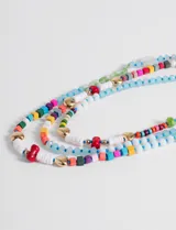 Collar corto de cuentas de colores con detalles dorados.