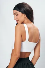 Top deportivo blanco de breteles anchos y espalda recta con logo ZN en el bretel.