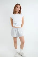 Camiseta de manga corta con calce slim, confeccionada en tejido suave con detalle estampado en el frente.