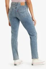 Jeans de tiro alto, corte recto y color azul claro.