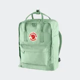 Mochila Fjallraven modelo Kanken Classic, color negro, con compartimento principal con cierre, bolsillo frontal con cierre, asas superiores con broche y correas ajustables para los hombros. Incluye el parche redondo característico de la marca en el frente.