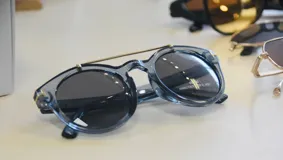 Lentes de sol con montura redonda de acetato color celeste translúcido y detalles dorados. Lentes de color negro con protección UV400. Habilitados por el Ministerio de Salud Pública.