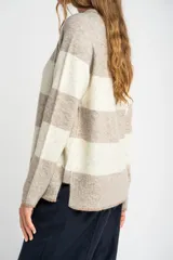 Sweater de punto con diseño de rayas horizontales anchas en color bordó y beige. Presenta cuello redondo con detalle de lurex, mangas largas y puños y ruedo acanalados.