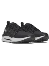 Championes Under Armour modelo Phantom X, de diseño deportivo y futurista. Presentan una parte superior de tejido transpirable en color negro, estructura de soporte en TPU en el mediopié con el logo de la marca y una entresuela de espuma blanca con amortiguación reactiva.