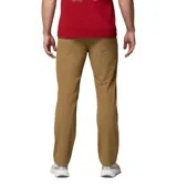 Pantalón chino Columbia modelo Roc Tech Chino Pant, color marrón, de corte recto y confeccionado en mezcla de nailon con tecnología Omni-Shield que repele líquidos y manchas. Cuenta con cintura elástica cómoda, trabillas para cinturón, bolsillos laterales reforzados, bolsillo de seguridad con cremallera y bolsillos traseros con cierre a presión.