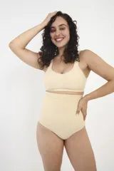 Sujetador moldeador sin aros color beige.