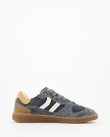 Championes deportivos Coolway modelo Goal, color azul con detalles en marrón y blanco. Confeccionados en serraje, con lengüeta de piel acolchada, cordones planos de algodón intercambiables y suela flexible de goma.