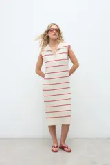 Vestido midi de punto color crema con rayas horizontales rojas, sin mangas, con cuello polo y escote en V.