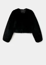 Chaqueta corta de efecto pelo sintético en color negro, con cuello redondo, diseño recto y manga larga.
