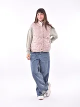 Chaleco acolchado color rosado con diseño de rombos, cuello alto y cierre frontal con botones a presión metálicos.
