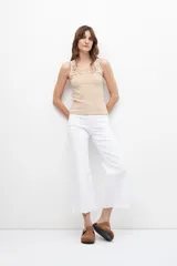 Musculosa de punto canalé a rayas horizontales color beige y blanco.