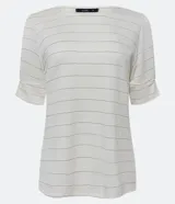 Blusa de viscosa texturizada color beige, con rayas horizontales en hilo metalizado, cuello redondo y mangas cortas con botones.