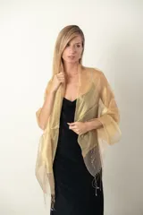 Chal dorado de lurex y organza con flecos en el borde.