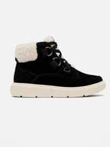 Bota Sorel modelo Explorer III Nw Lace de color negro, con diseño impermeable de gamuza, ribete de borrego sintético blanco en el tobillo, cordones gruesos y suela de goma blanca.