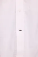 Camisa blanca de vestir, corte clásico, con cuello abotonado y bolsillo en el pecho.