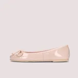 Bailarinas de charol color rosa, con punta redondeada y lazo ajustable.