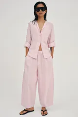 Camisa de lino 100% de la colección Zara Woman, color rosado, con cuello solapa, manga larga con puño, bolsillo de parche en el delantero y cierre frontal con botones.