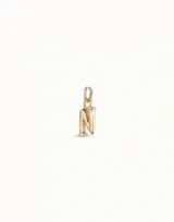 Dije plateado con forma de letra N, con argolla para colgar en collar o pulsera.