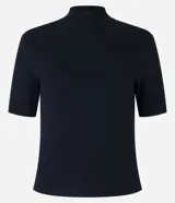 Blusa de corte regular confeccionada en tejido de rib acanalado color naranja. Presenta cuello alto y mangas cortas.