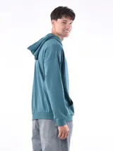 Hoodie de color gris claro, con capucha y bolsillo canguro frontal. Presenta puños y cintura acanalados.