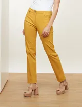 Pantalón slim de corte recto, color blanco, con pretina con pasadores, cierre y botón frontal. Cuenta con tres bolsillos delanteros y dos bolsillos ojal en la parte trasera.