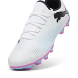 Championes de fútbol Puma Future 7 Play FG/AG, color blanco con detalles en negro, celeste y rosa.