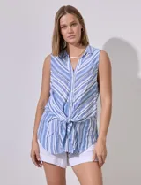 Blusa sin mangas de lino a rayas azules y blancas, con cuello camisero, escote en V y cierre frontal con botones. Delantera anudada.