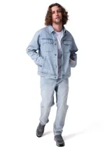 Chaqueta de denim azul claro de corte clásico, con cierre frontal de botones metálicos, cuello camisero y dos bolsillos con solapa en el pecho.