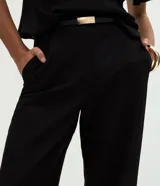 Pantalón de sastrería corte recto confeccionado en crepé, con trabillas en la cintura, bolsillos traseros y cinto fino incluido.