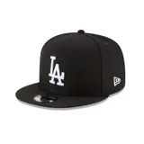 Gorra New Era 9Fifty de visera plana, color negro con logo de los Dodgers de Los Ángeles bordado en blanco en el frente y logo de New Era bordado en blanco en el lateral.