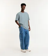 Remera de corte relaxed, confeccionada en algodón de tejido grueso con cuello redondo y mangas cortas.