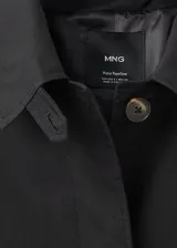 Chaqueta corta de estilo oversize en color negro, con cuello camisero, cierre frontal de botones y mangas largas con trabillas ajustables. Cuenta con dos bolsillos laterales y forro interior.