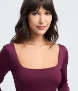 Body de manga larga Blue Steel confeccionado en microfibra de poliamida y elastano. Presenta un diseño ajustado al cuerpo con escote cuadrado y cierre inferior mediante botones de presión.