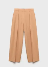 Pantalón de tiro medio con diseño recto y largo, confeccionado en tejido de lyocell. Presenta cierre delantero con botón, gancho y cremallera ocultos, trabillas en la cintura y detalle de pinzas frontales. Incluye dos bolsillos laterales.