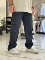 Pantalón cargo de jean color celeste, de corte oversize, con bolsillos laterales amplios en los muslos y bolsillos frontales superiores.