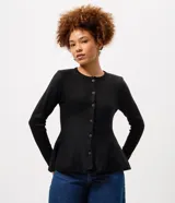Saco de tricot negro con diseño peplum, cuello redondo, mangas largas y cierre frontal con botones. Presenta un corte ajustado en el torso que se ensancha en la cintura.
