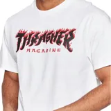Remera blanca de manga corta con estampado frontal del logo de Thrasher Magazine en color negro con efecto de llamas rojas.