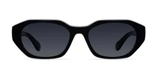 Lentes de sol con montura heptagonal de diseño angular y estilo oversize, en color negro total con lentes polarizadas.