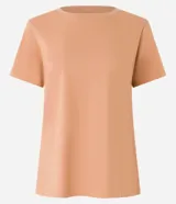 Remera básica de cuello redondo y manga corta, confeccionada en algodón peruano de alta calidad. Presenta un diseño liso y versátil, ideal para uso diario.