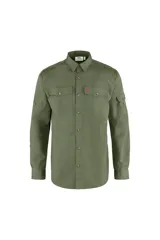 Camisa de trekking verde oliva de manga larga con cuello clásico, cierre frontal con botones, dos bolsillos de parche con solapa abotonada en el pecho y un bolsillo con solapa abotonada en la manga izquierda.