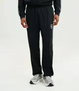 Pantalón deportivo color bordó con rayas blancas laterales, cintura elástica con cordón ajustable, bolsillos laterales y logo pequeño en el muslo.