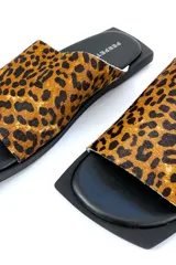 Sandalia de cuero con estampado animal print, capellada, forro y plantilla de cuero.