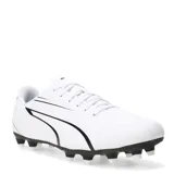 Championes de fútbol Puma modelo Vitoria FG, color blanco con detalles en negro. Diseñados para césped natural, cuentan con suela de tapones para un agarre óptimo y cierre con cordones.
