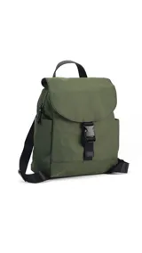 Mochila de nylon color azul, con tapa frontal y cierre de broche tipo hebilla. Cuenta con correas regulables negras, asa superior, bolsillos laterales y bolsillo trasero con cierre.