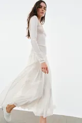 Top de punto extrafino color celeste, con escote redondo y manga larga.