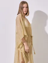 Kaftan dorado con brillo, de manga corta amplia y escote en V. Posee jareta interna ajustable en la cintura y tajo lateral.