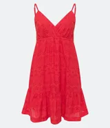 Vestido corto rojo con breteles finos ajustables, escote en pico, textura de flores y volado en el bajo.