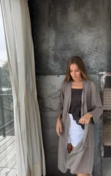 Saco de hilo color beige, de manga larga y tejido calado.