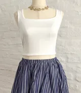 Top corto blanco de breteles finos y escote cuadrado.